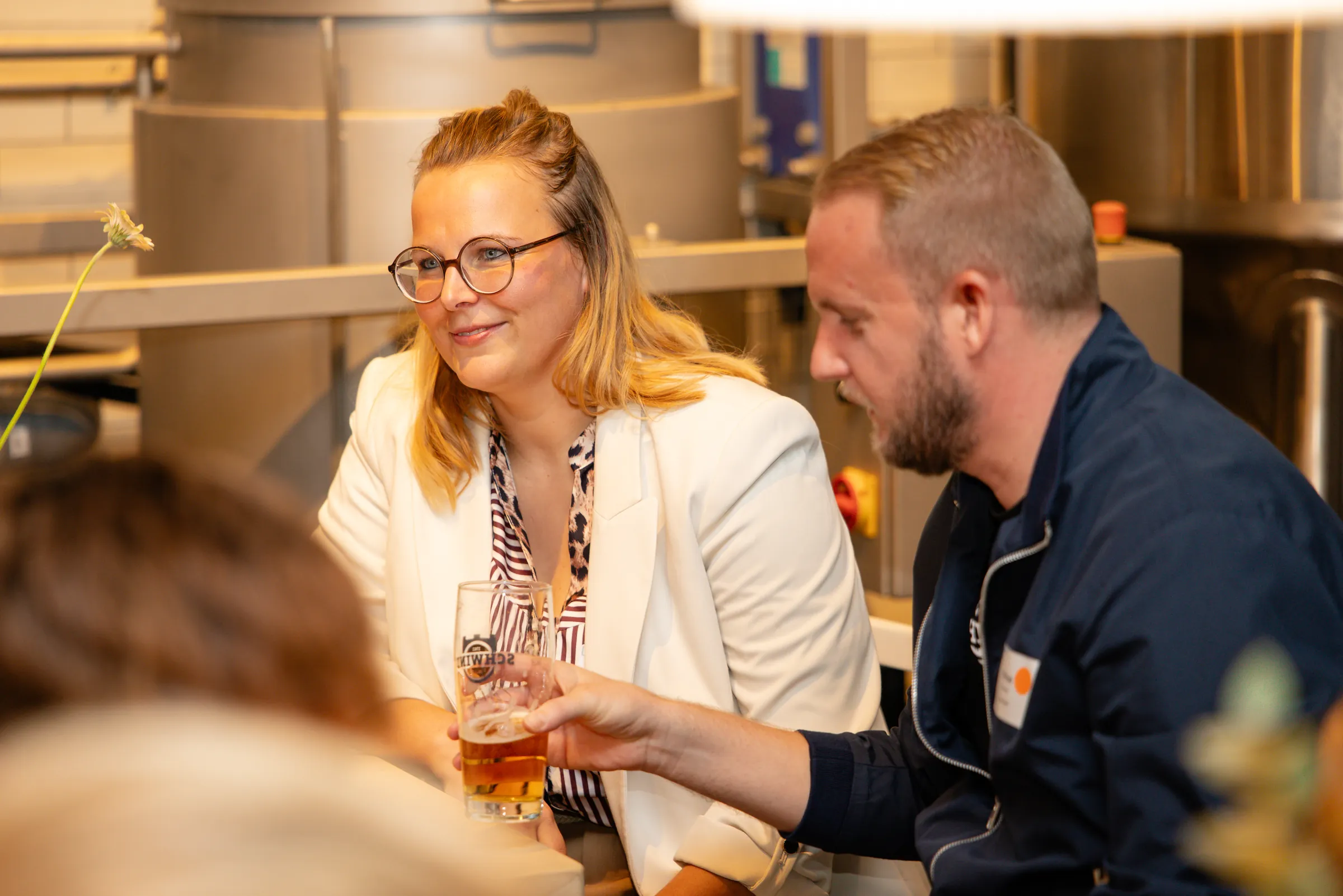 Eventfotografie After Work Lounge im SCHWIND am Dalberg: Gäste im Gespräch am Tisch