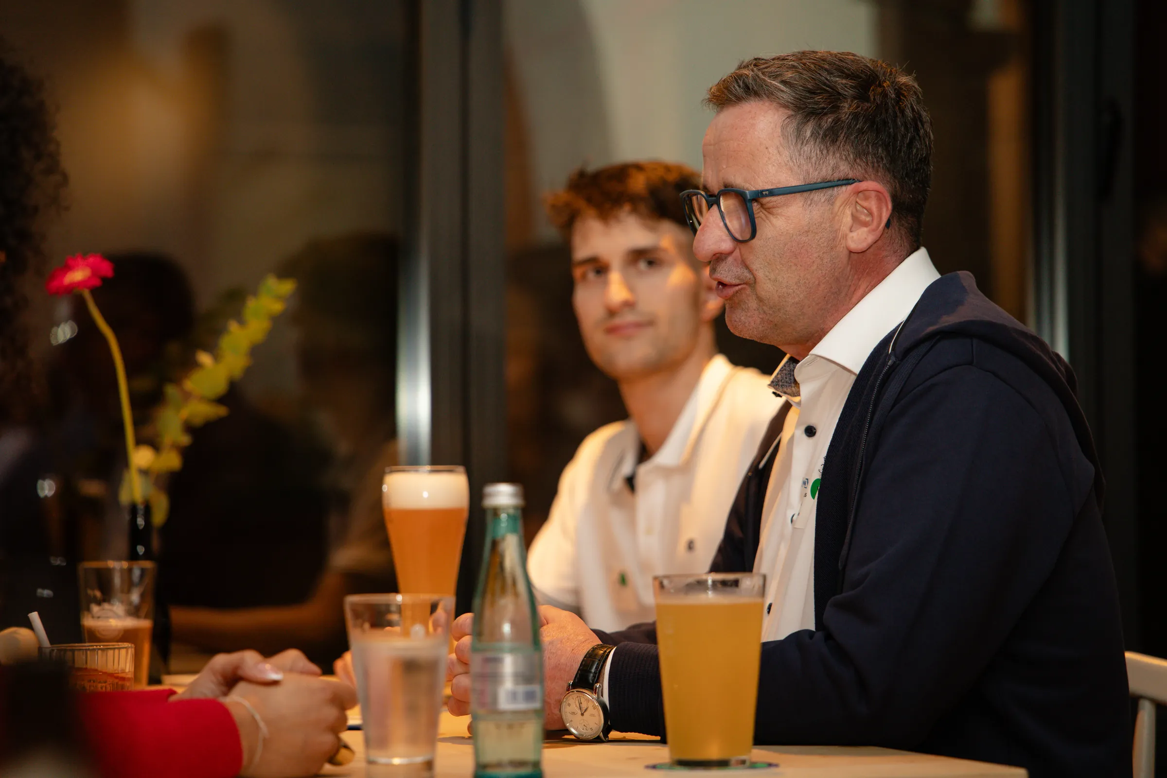 Eventfotograf beim Netzwerkabend der Wirtschaftsjunioren: Vorstellungsrunde am Tisch