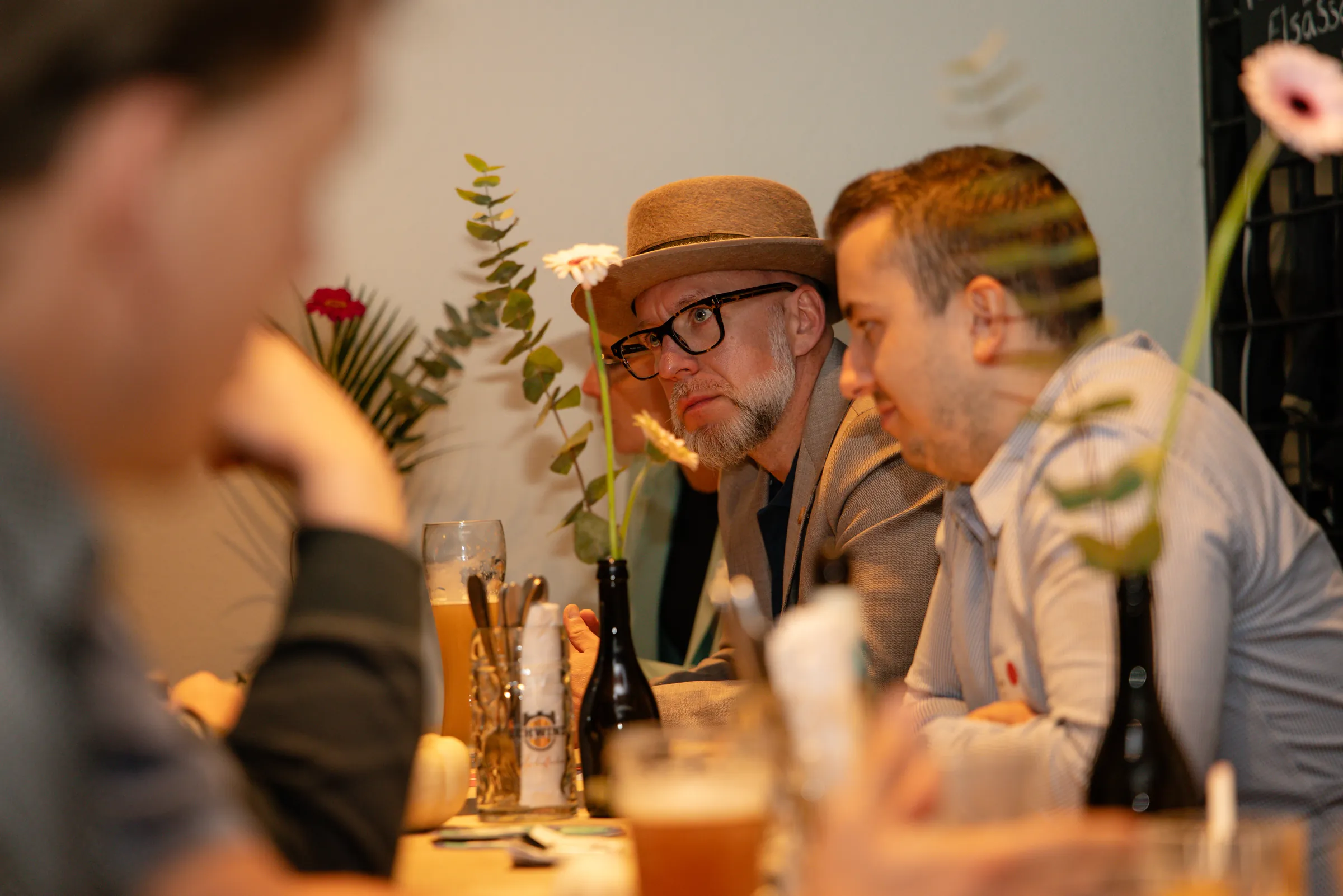 Eventfotografie After Work Lounge im SCHWIND am Dalberg: Gäste im Gespräch am Tisch