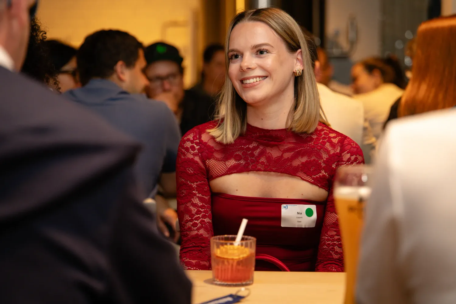Eventfotografie After Work Lounge im SCHWIND am Dalberg: Gäste im Gespräch am Tisch