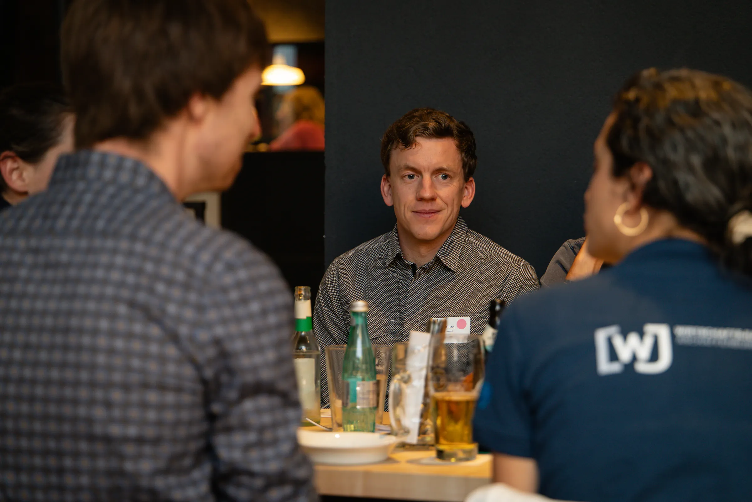 Eventfotografie After Work Lounge im SCHWIND am Dalberg: Gäste im Gespräch am Tisch