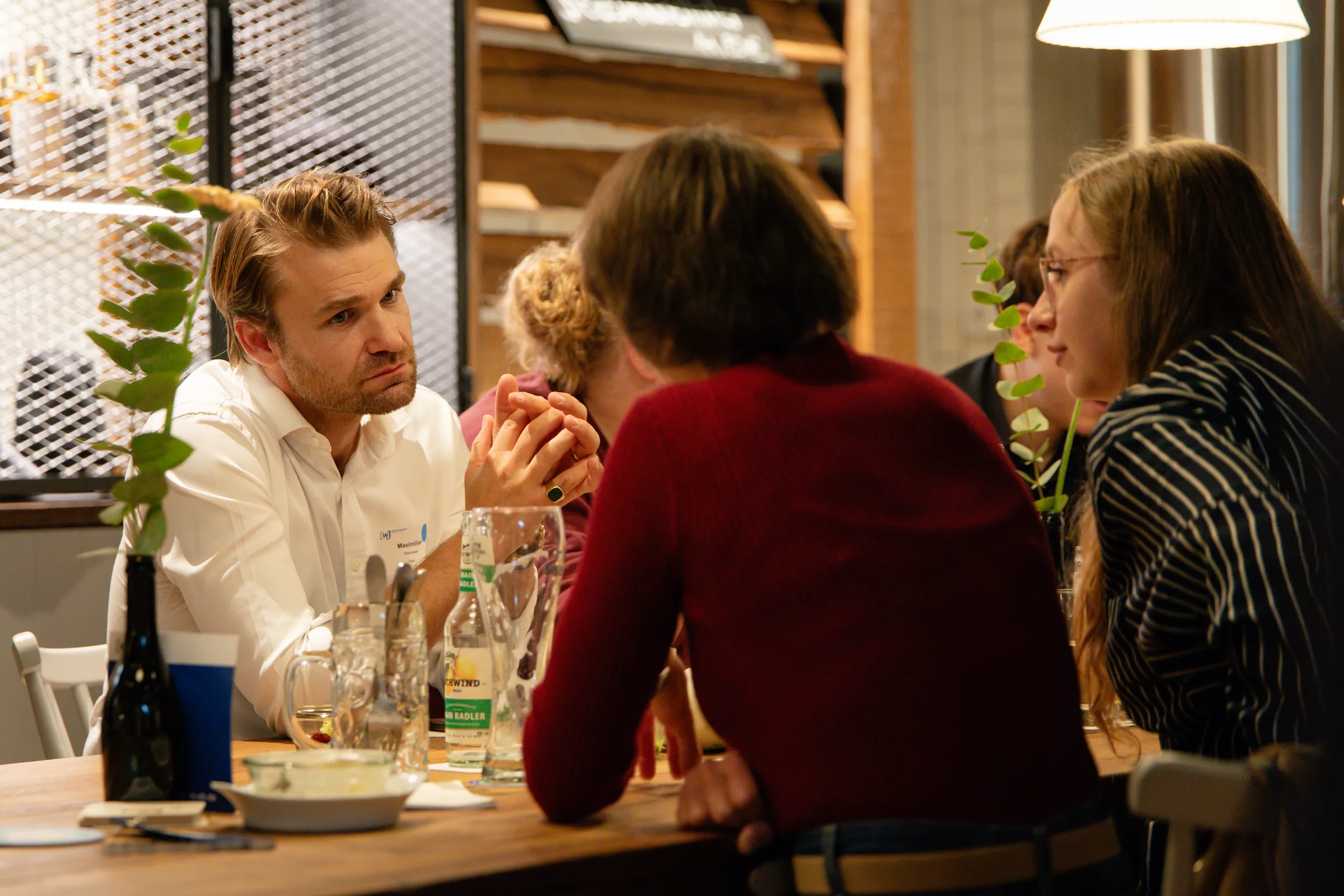 Eventfotografie After Work Lounge im SCHWIND am Dalberg: Gäste im Gespräch am Tisch