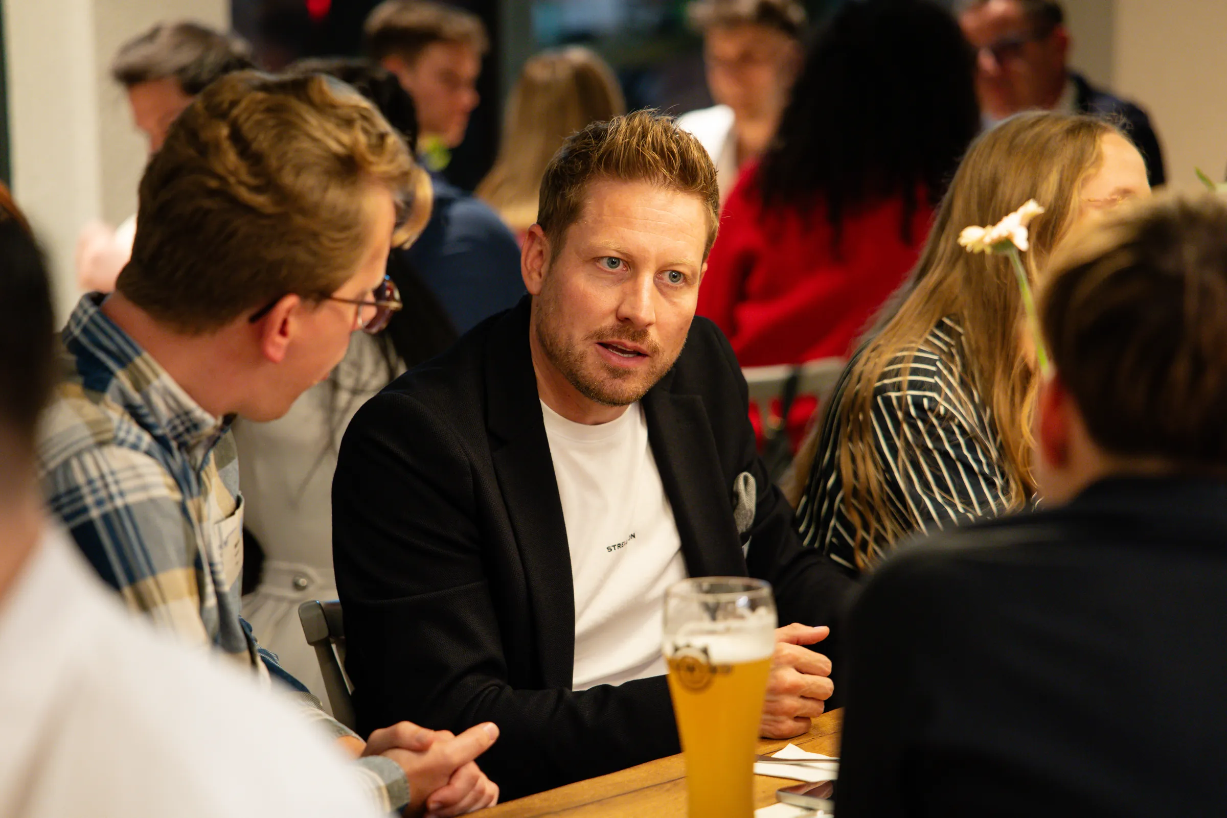 Eventfotograf beim Netzwerkabend der Wirtschaftsjunioren: Vorstellungsrunde am Tisch