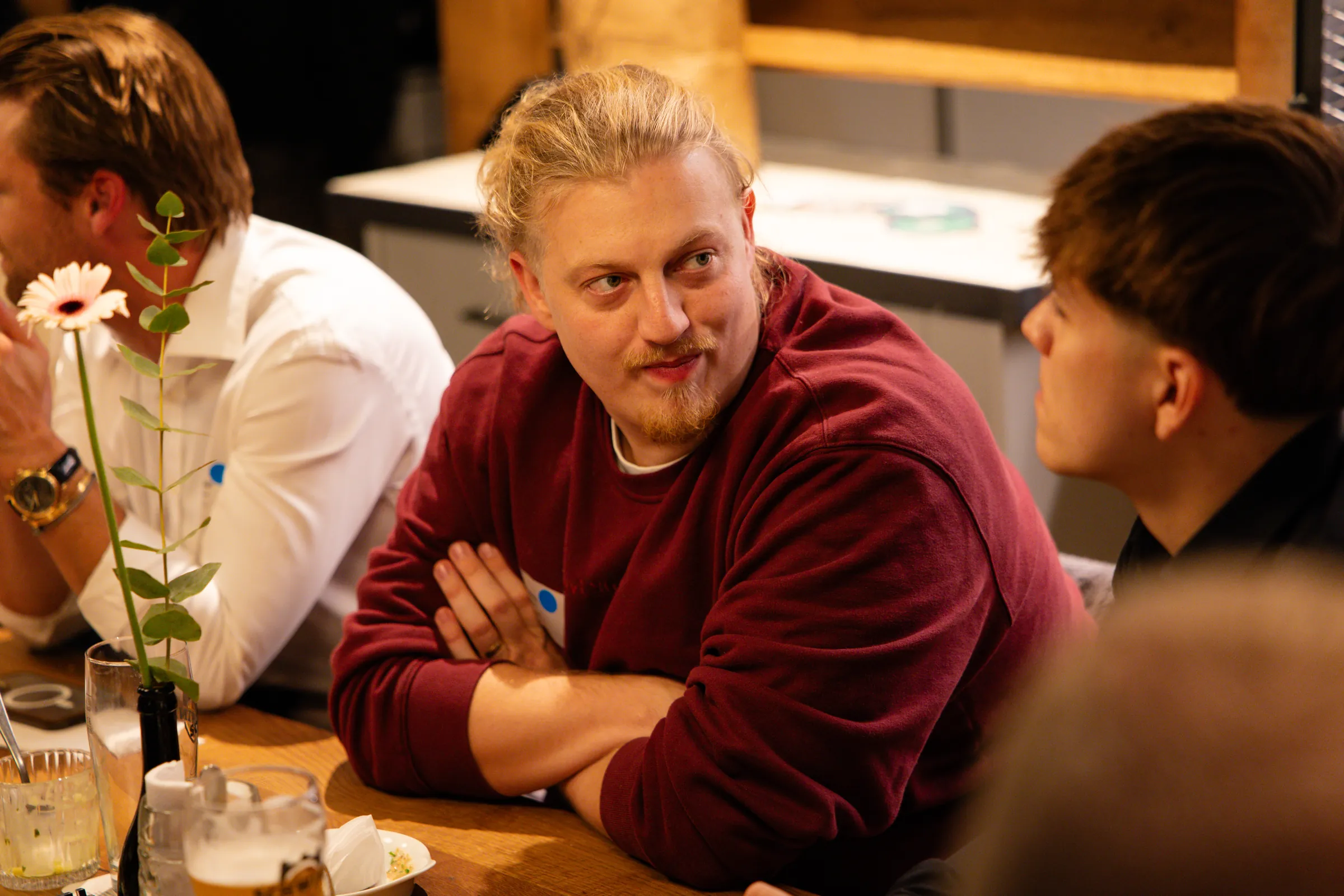 Eventfotografie After Work Lounge im SCHWIND am Dalberg: Gäste im Gespräch am Tisch