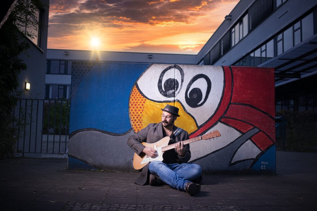 Künstlerportrait des Musikers Sebastian Bogensperger bei einem Street Fotografie Shooting in Aschaffenburg, fotografiert von Bergander-Film.