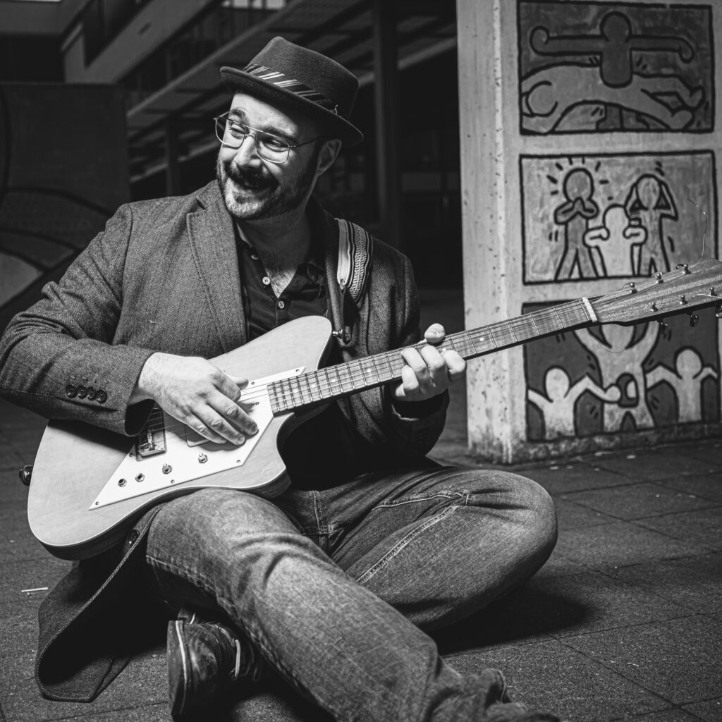 Künstlerportrait des Musikers Sebastian Bogensperger bei einem Street Fotografie Shooting in Aschaffenburg, fotografiert von Bergander-Film.