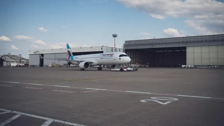 Eurowings Flugzeug wird von Flughafenfeuerwehr mit Wasserfontäne in Köln begrüßt – Event-Videoproduktion von Bergander-Film
